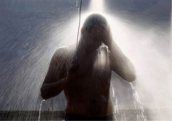 Si un homme se sent fatigué, il doit prendre une douche contrastée. 